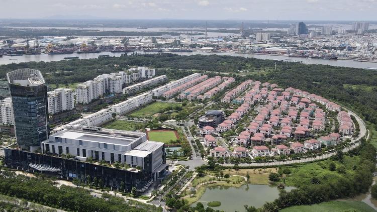 Real Estate Market 2025: Shift to Real Cash Flow and Strong Price Differentiation 3 The real estate market is witnessing strong price differentiation by region