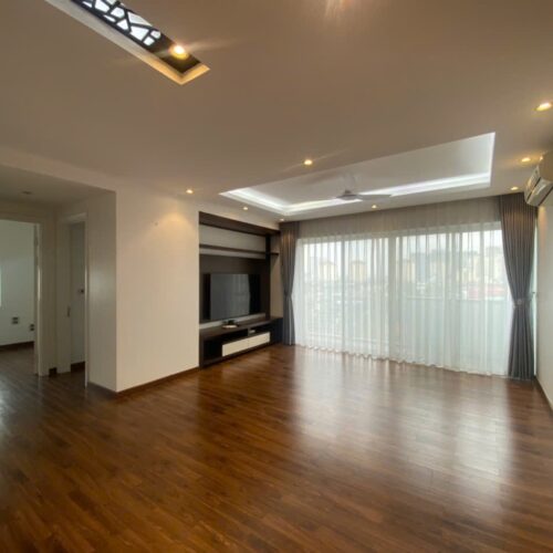 New & Spacious 153-SQM apartment at E4 Ciputra for rent (1)