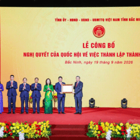 General Secretary and President To Lam presents the National Assemblys resolution on the establishment of Bac Ninh City to the citys leadership