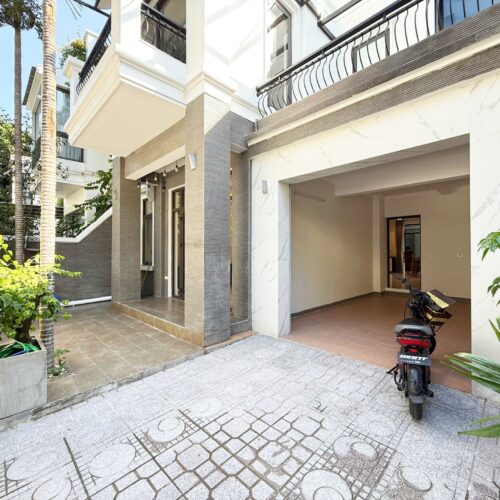Refined 5-bedroom garden villa for rent in T Ciputra (1)