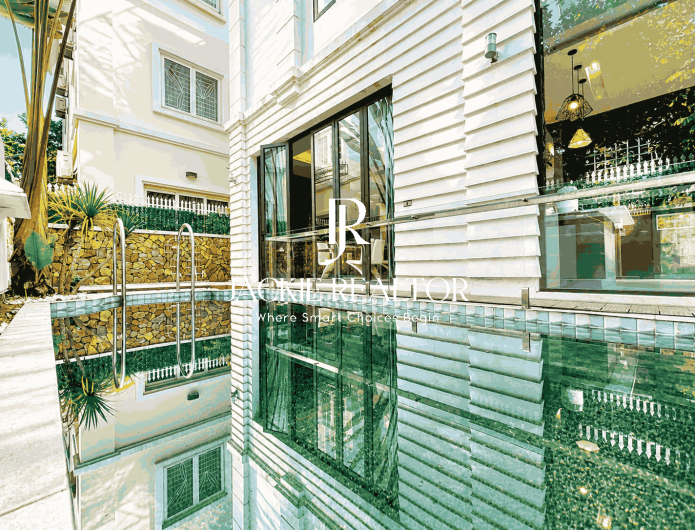 Affordable 4-bedroom pool villa in Vinhomes Riverside for rent (1)