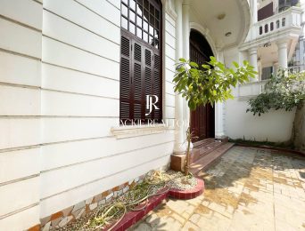 Ancient French villa for rent at Alley 11 To Ngoc Van, next to Quang An secondary school (2)