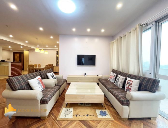 Appealing 4-bedroom apartment in E4 Ciputra for rent (1)