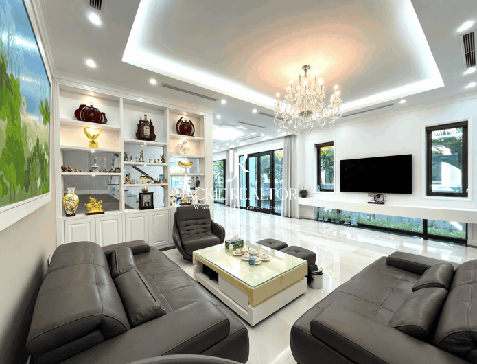 Bargain 225-SQM garden villa in Vinhomes Riverside for rent (1)