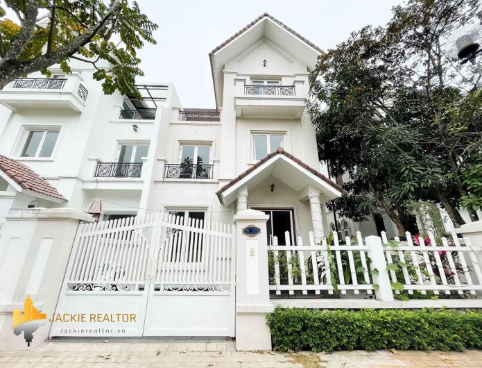 Beautiful 4BRs garden house in Vinhomes Riverside for rent (1)