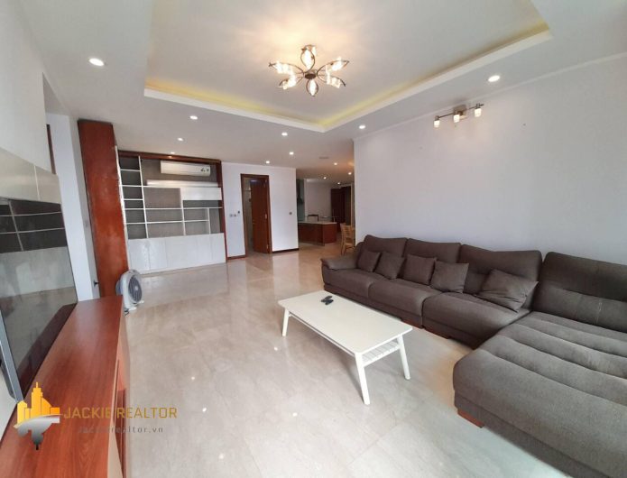 Big 154m2 apartment for rent in L2 Ciputra (10)