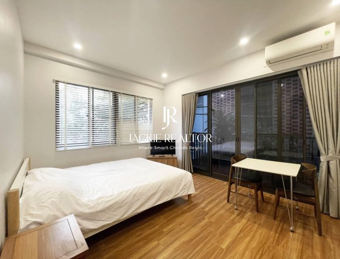 Big 2-window studio for rent in lane 9, Dang Thai Mai street (1)