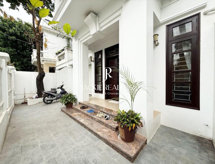 Big 4-bedroom house in Ciputra Hanoi for rent (1)