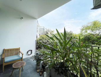 Big-balcony studio apartment for rent in Au Co, Tay Ho, Hanoi (2)