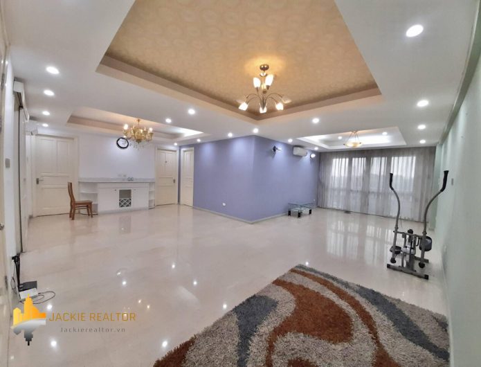 Big basic-furniture P1 apartment for rent in Ciputra (1)