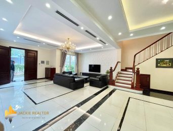 Big garden detached villa for rent at Vinhomes Riverside (3)