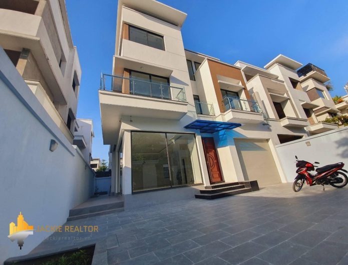 Big unfurnished Ngoai Giao Doan villa with 5BRs for rent (1)