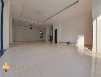 Big unfurnished Ngoai Giao Doan villa with 5BRs for rent (4)