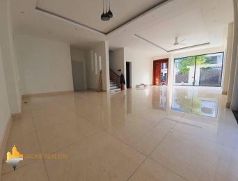 Big unfurnished Ngoai Giao Doan villa with 5BRs for rent (6)