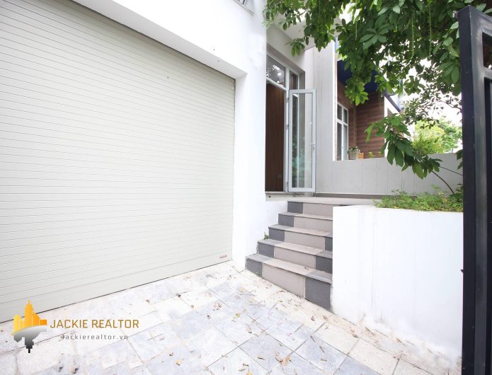 Brand-new 4BRs villa at Ciputra for rent (1)