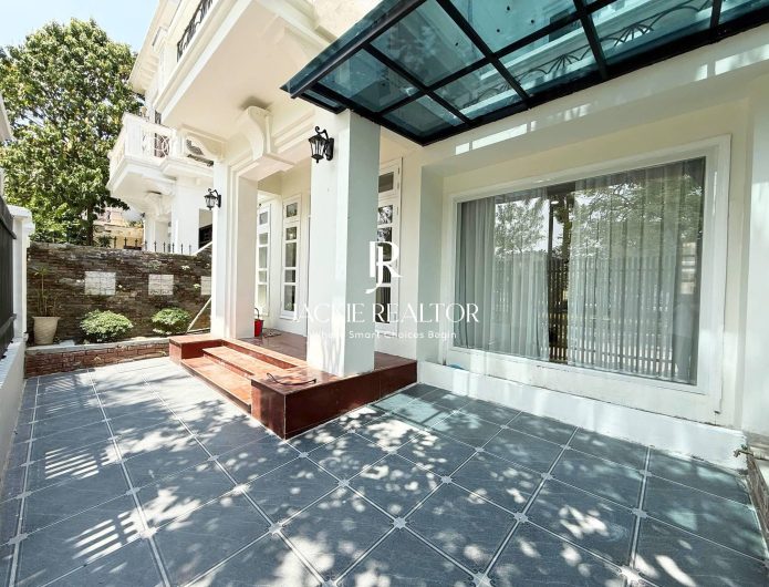 Brand-new modern 5-bedroom villa at Ciputra for rent (1)
