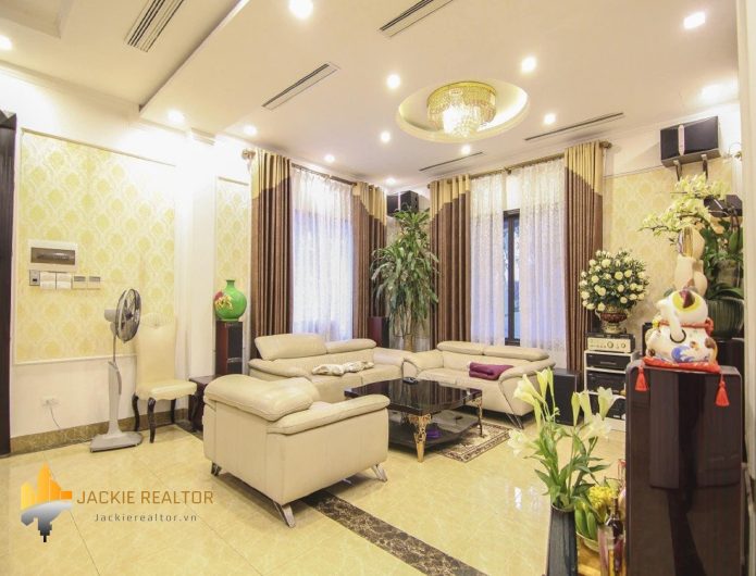 Charming semi-detached house in VINHOMES RIVERSIDE for rent (1)