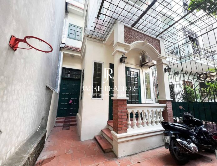 Cheap 3-bedroom house on Nghi Tam Street, Tay Ho area for rent (1)