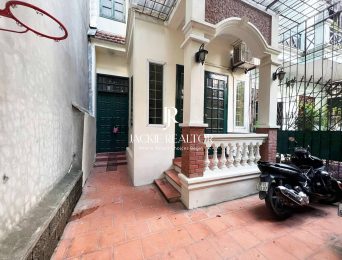 Cheap 3-bedroom house on Nghi Tam Street, Tay Ho area for rent (2)