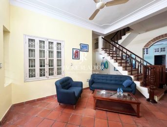 Cheap 3-bedroom house on Nghi Tam Street, Tay Ho area for rent (3)