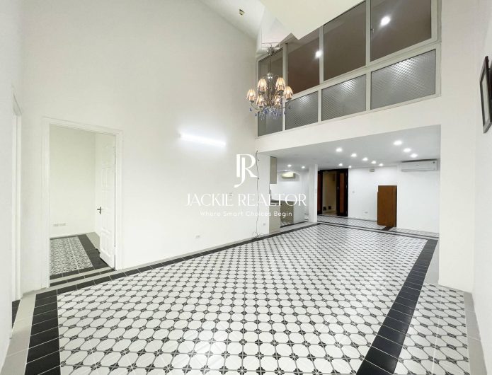 Cheap unfurnished penthouse E1 Ciputra for rent (1)