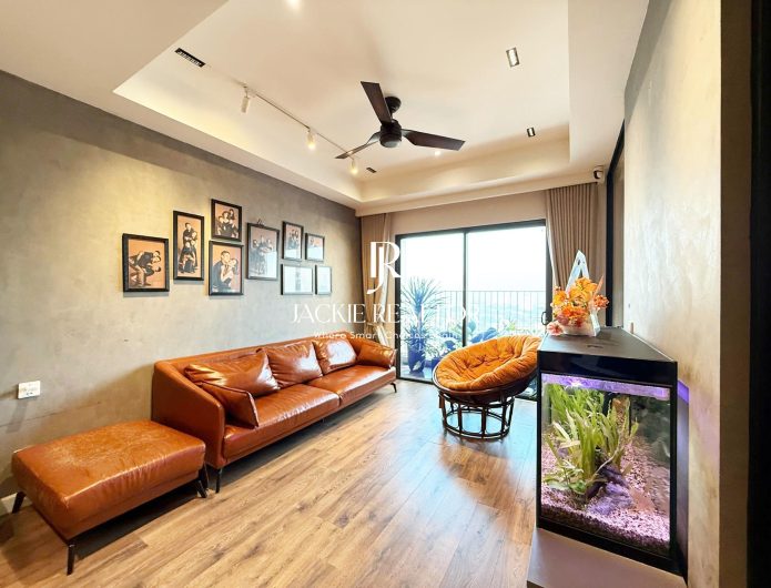 Classy 3BHK apartment at Kosmo Tay Ho for rent (1)