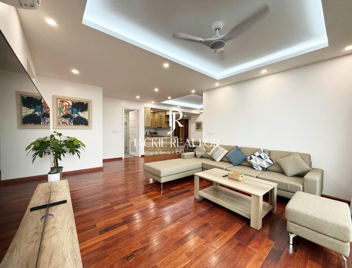 Deluxe 3BDs apartment in E4 Ciputra for rent (1)