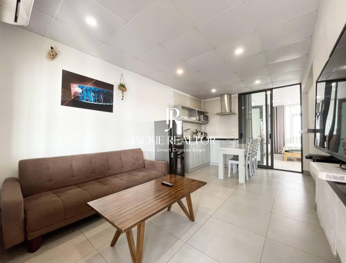 Dreamy lake-view penthouse with large balcony for rent in Dang Thai Mai (1)