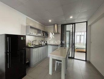 Dreamy lake-view penthouse with large balcony for rent in Dang Thai Mai (4)