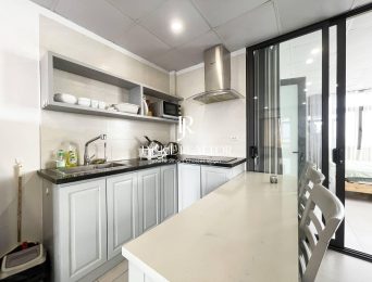 Dreamy lake-view penthouse with large balcony for rent in Dang Thai Mai (5)