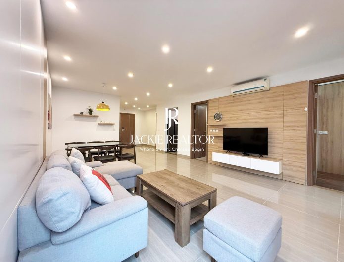 Elegant 3-bedroom apartment at L4 Ciputra for rent (1)