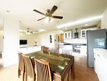 Elegant lakeview apartment for rent in To Ngoc Van Street, Tay Ho District (4)