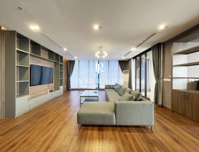 Elgant 270SQM penthouse in Vinhomes Metropolis for rent with a beautiful lake view (1)