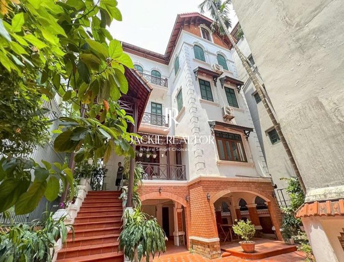 Enormous 4BRs villa for rent in Westlake, Hanoi (1)