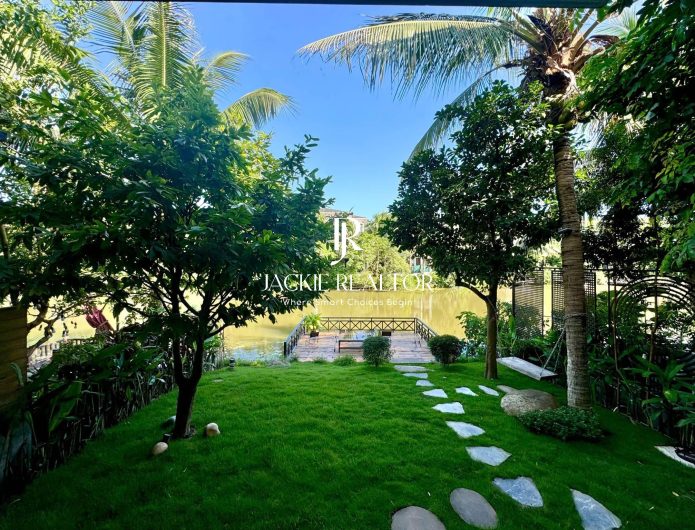 Excellent 270m2 island villa with river view for rent at Ecopark (1)