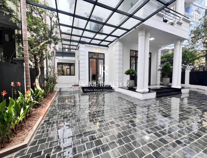 Extremely large garden villa for rent at G6 Ciputra (1)