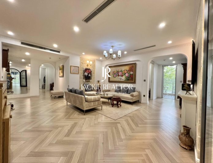 Fantastic 4-bedroom apartment at The Link Ciputra for rent (1)