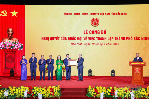 General Secretary and President To Lam presents the National Assemblys resolution on the establishment of Bac Ninh City to the citys leadership