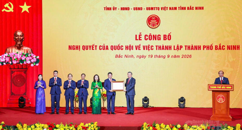 General Secretary and President To Lam presents the National Assemblys resolution on the establishment of Bac Ninh City to the citys leadership
