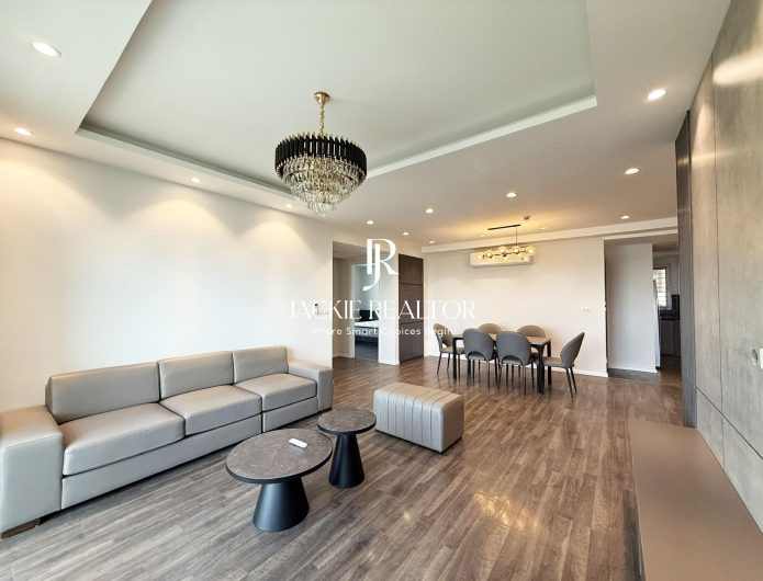 Generous 3-bedroom apartment at E1 Ciputra for rent (1)