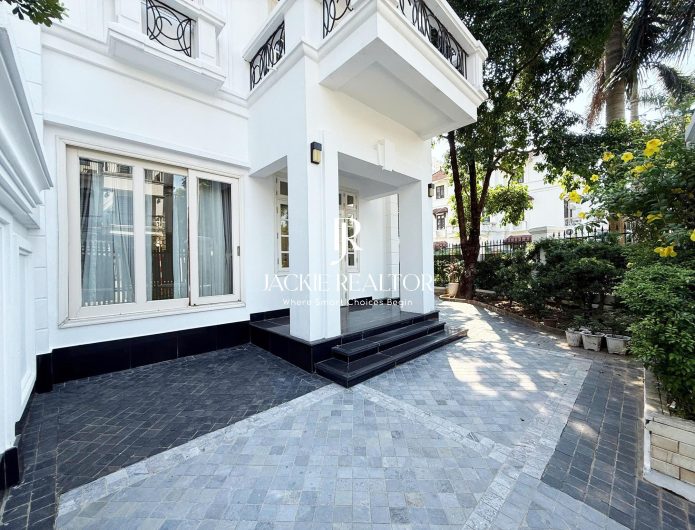 High-end 4-bedroom corner villa for rent at C1 Ciputra (1)