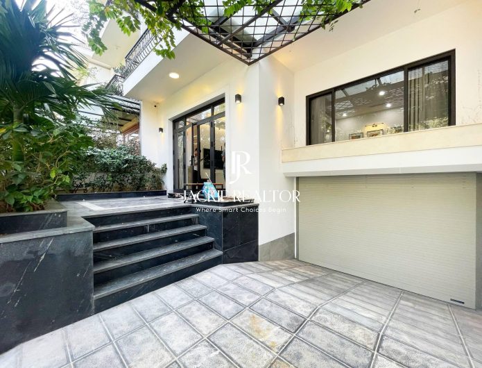 High-end 6-bedroom villa for rent at K Ciputra (1)