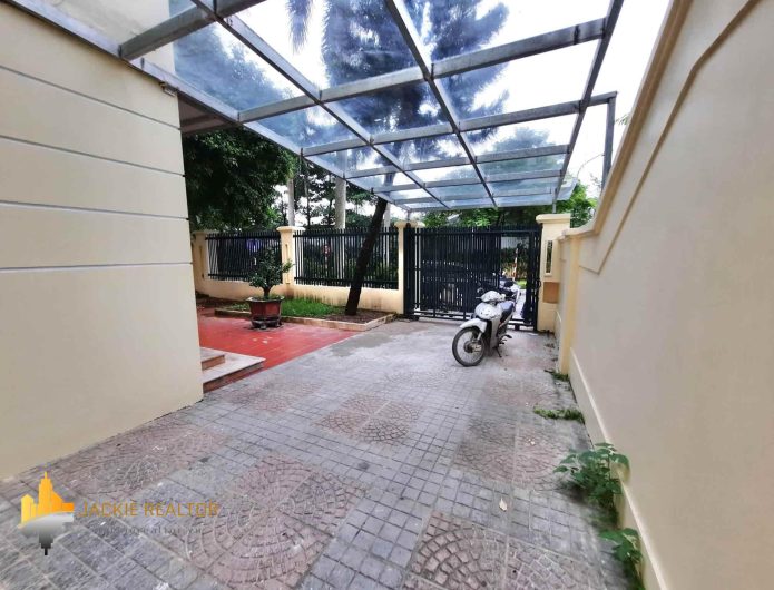 Huge unfurnished villa for rent in C7, Ciputra (4)