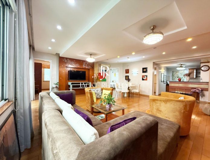 Inexpensive 153-SQM 2-bedroom apartment in E1 Ciputra for rent (1)
