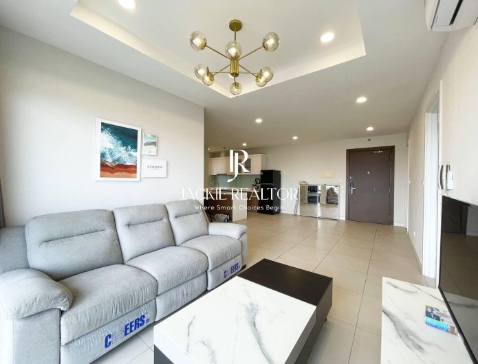 Inexpensive 2-bedroom apartment at Kosmo Tay Ho for rent (1)