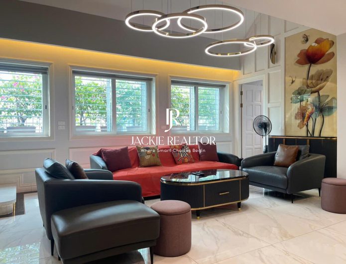 Luxurious 4BHK penthouse for rent at E4 CipLuxurious 4BHK penthouse for rent at E4 Ciputra (1)utra (1)