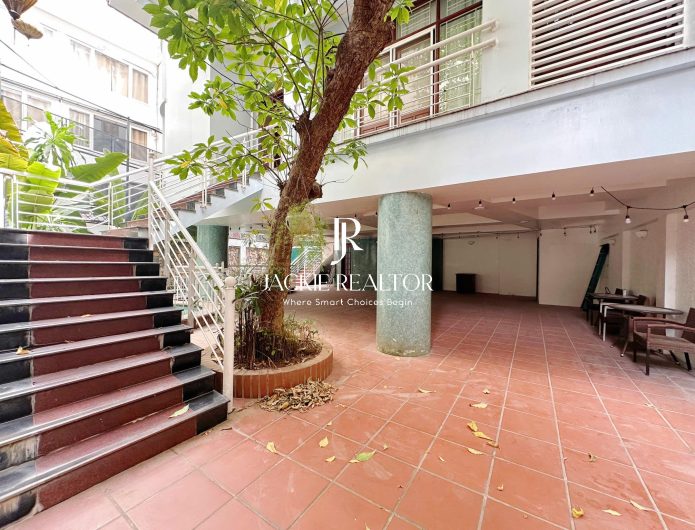 Luxurious 5-bedroom villa for rent on To Ngoc Van street, Tay Ho area (1)