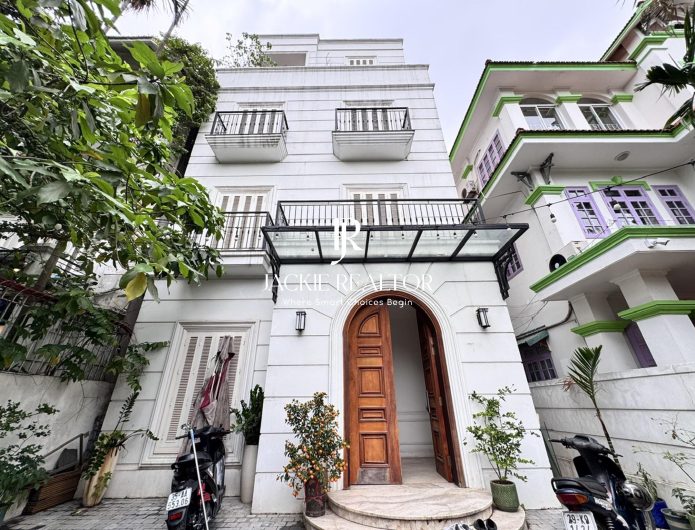 Luxury Villa for Rent in Tay Ho Hanoi Spacious 5 Bedroom Fully Furnished Villa (1)