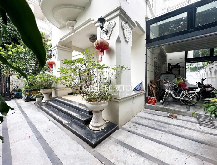 Luxury villa with an area of ​​300m2 in Ciputra Hanoi for rent (1)
