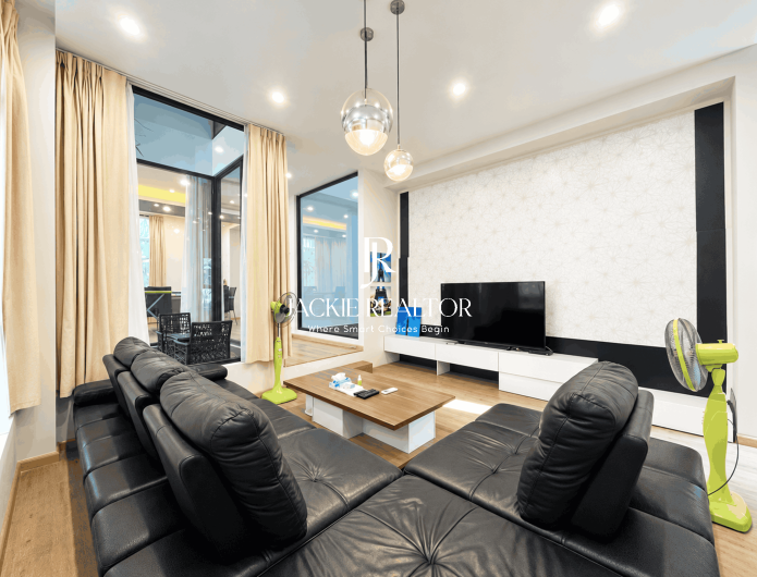 Modern 3-bedroom townhouse in Vinhomes Riverside Anh Dao for rent (1)